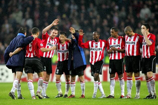 Die Spieler aus Eindhoven warten gespannt auf die Entscheidung im Elfmeterschießen, v.re.: Mark van Bommel, Alex, Robert, DaMarcus Beasley, Johann Vogel, Young Pyo Lee, Andre Ooijer, Wilfred Bouma und Philipp Cocu Fußball EC 1 Herren Champions League 2004 2005, PSV Eindhoven, Vdig Gruppe pan8946 Eindhoven