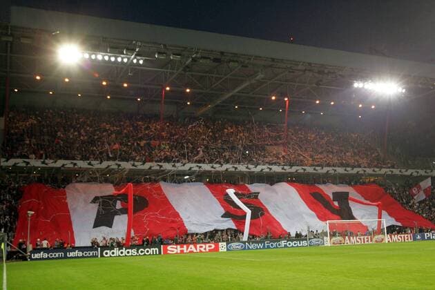 Der Eindhovener Fanblock ist mit einer Riesenfahne bedeckt, zudem fliegen Papierschlangen Fußball EC 1 Herren Champions League 2004 2005, PSV Eindhoven, Vdig Totale pan8946 Eindhoven, Abendspiel, abends, Abend  