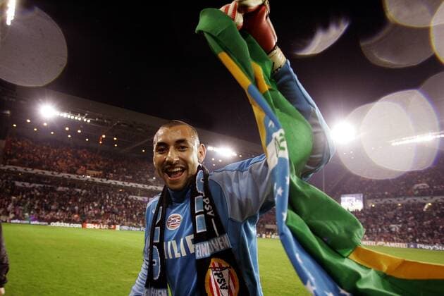 Torwart Heurelho Gomes (Eindhoven) jubelt nach dem Halbfinaleinzug mit der brasilianischen Nationalfahne -  Fußball EC 1 Herren Champions League 2004 2005, PSV Eindhoven, Viertelfinale Einzelbild Eindhoven Freude, Begeisterung,