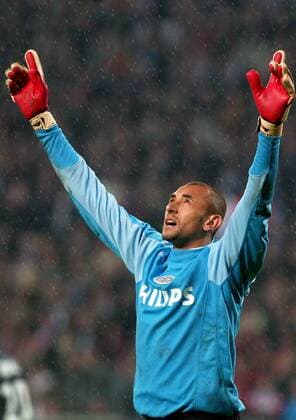 Torwart Heurelho Gomes (Eindhoven) bedankt sich nach dem Halbfinaleinzug bei einer höheren Instanz -  Fußball EC 1 Herren Champions League 2004 2005, PSV Eindhoven, Viertelfinale Einzelbild Eindhoven Freude,