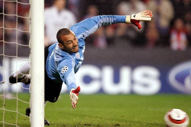 Torwart Heurelho Gomes (Eindhoven) streckt sich vergeblich -  Fußball EC 1 Herren Champions League 2004 2005, PSV Eindhoven, Viertelfinale Einzelbild Eindhoven Dynamik, Abwehr