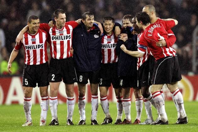 Elfmeterschießen - v. li.: Wilfred Bouma, Andre Ooijer, Philipp Cocu, Young Pyo Lee, Johann Vogel, DaMarcus Beasley und Mark van Bommel rücken eng zusammen -  Fußball EC 1 Herren Champions League 2004 2005, PSV Eindhoven, Viertelfinale Gruppe Eindhoven Harmonie