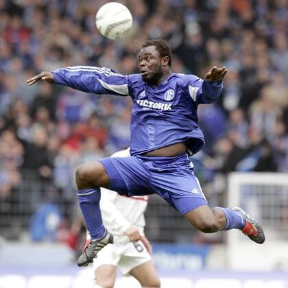 Gerald Asamoah (Schalke) - Kopfball Fußball 1. BL Herren Saison 2004 2005, VfB Stuttgart - FC Schalke 04 3:0 Einzelbild Stuttgart Dynamik, Höhe,