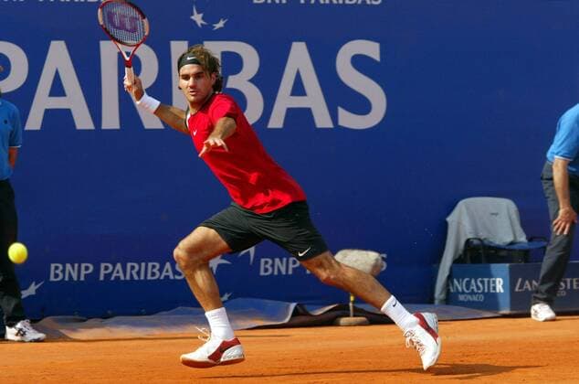 Roger Federer (Schweiz) - Vorhand Tennis Herren Monte Carlo Open 2005, ATP Tour, Sand, Sandplatz, Sandplatztennis, Sandplatzturnier, Einzelbild pan8953 Monte Carlo Dynamik,  