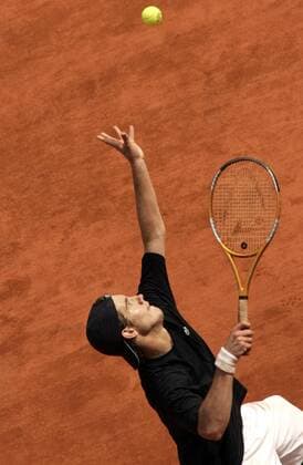Richard Gasquet (Frankreich) - Aufschlag Tennis Herren Monte Carlo Open 2005, ATP Tour, Sand, Sandplatz, Sandplatztennis, Sandplatzturnier, Einzelbild pan8953 Monte Carlo Dynamik,  