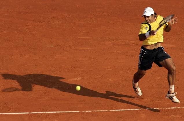 Fernando Gonzalez (Chile) - Vorhand Tennis Herren Monte Carlo Open 2005, ATP Tour, Sand, Sandplatz, Sandplatztennis, Sandplatzturnier, Einzelbild pan8953 Monte Carlo Dynamik,  