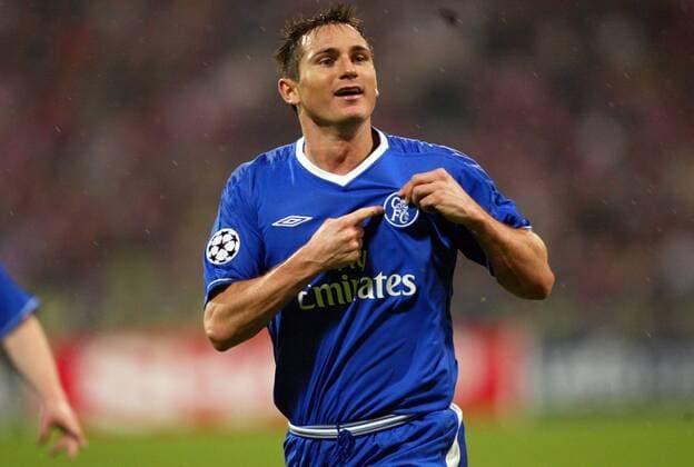 Frank Lampard deutet beim Torjubel an, das sein Herz für Chelsea schlägt Fußball EC 1 Herren Champions League 2004 2005, Viertelfinale, Chelsea FC London Einzelbild München Freude,