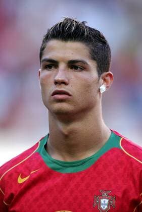 Cristiano Ronaldo (Portugal) während der Hymne -  Fußball EM Herren Euro 2004, Europameisterschaft, Länderspiel, Nationalmannschaft, Nationalteam, Halbfinale Porträt Lissabon
