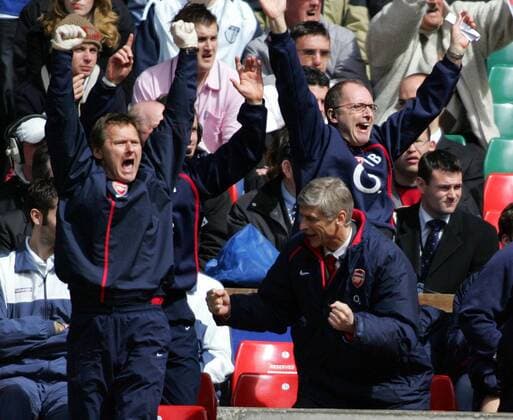 Trainer Arsene Wenger (vorn re.) - Torjubel -  Fußball Herren FA Cup 2004 2005, Englischer Pokal, Pokalspiel, Arsenal FC London Gruppe London Freude