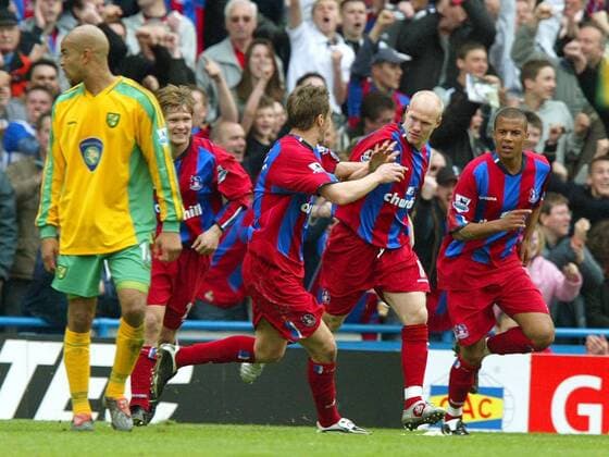 Torjubel Crystal Palace, mit dabei Wayne Routledge (re.) und Torschütze Andrew Johnson (2.v.re.) -  Fußball Herren English Premier League 2004 2005, 1. Englische Liga, Crystal Palace - Norwich City 3:3 Gruppe London Freude,