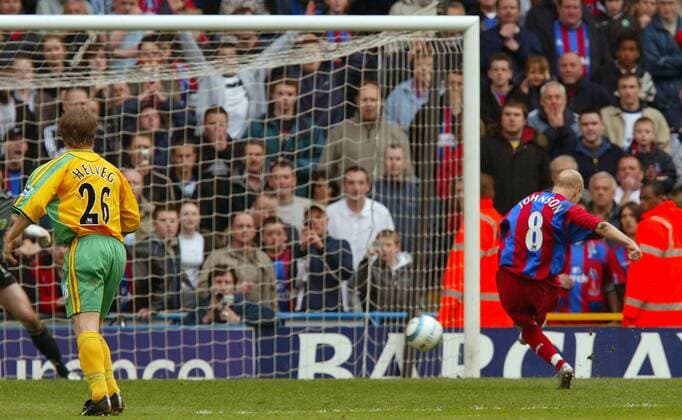 Andy Johnson (Crystal Palace) erzielt per Elfmeter das 3:3, daneben: Thomas Helveg (Norwich City) -  Fußball Herren English Premier League 2004 2005, 1. Englische Liga, Crystal Palace - Norwich City 3:3, Vdig Gruppe London Dynamik,