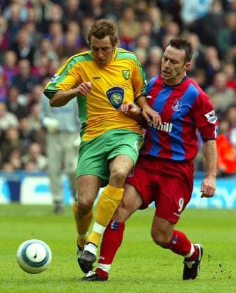 Darren Huckerby (Norwich City, li.) gegen Dougie Freedman (Crystal Palace) -  Fußball Herren English Premier League 2004 2005, 1. Englische Liga, Crystal Palace - Norwich City 3:3, Vdig Gruppe London Dynamik,