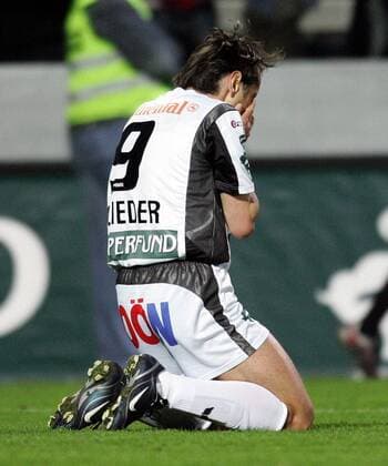 Eduard Glieder (Pasching) enttäuscht Fußball Herren tmobileBundesliga 2004 2005, 1. Österreichische Liga, FC Superfund Pasching, Vdig Einzelbild Pasching Enttäuschung, Verzweiflung,