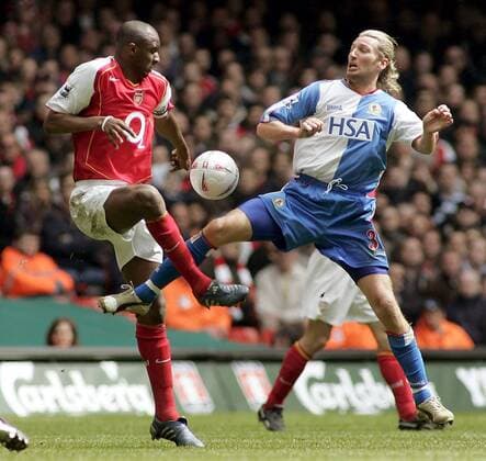 Patrick Vieira (Arsenal, li) gegen Robbie Savage (Blackburn) - EDITORIAL USE ONLY. No use with unauthorised audio, video, data, fixture lists, club league logos or live services. Online in-match use limited to 120 images, no video emulation. No use in betting, games or single club league player publications. Fußball Herren FA Cup 2004 2005, Englischer Pokal, Pokalspiel, Arsenal FC London - Blackburn Rovers 3:0, Halbfinale Gruppe Cardiff Dynamik,