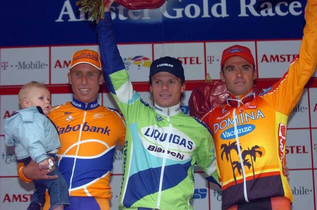 Siegerehrung Amstel Gold Race 2005: Sieger Danilo di Luca (Italien Liquigas Bianchi, Mitte) zwischen Michael Boogerd (Niederlande Rabobank, li.) mit seiner kleinen Tochter und Mirko Celestino (Italien Domina Vacanze) -  Radsport Herren Amstel Gold Race 2005, ProTour, Straßenradsport, Straße, Rad Gruppe Limburg Freude,
