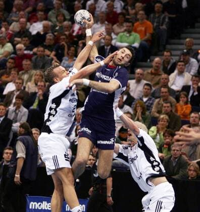 Blazenko Lackovic (Flensburg, Mitte) - Torwurf gegen Christian Zeitz (li.) und Johan Pettersson (beide Kiel) Handball 1. BL Herren DHB Pokal 2004 2005, Pokalspiel, Final Four, 4, Finalrunde, Endrunde, Finale, Endspiel Gruppe Pokalfinale, Pokalendspiel Hamburg Dynamik,