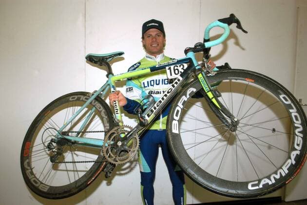 Danilo di Luca (Italien Liquigas Bianchi) präsentiert nach seinem Sieg beim Amstel Gold Race 2005 sein Rennrad -  Radsport Herren Amstel Gold Race 2005, ProTour, Straßenradsport, Straße, Rad Einzelbild Limburg
