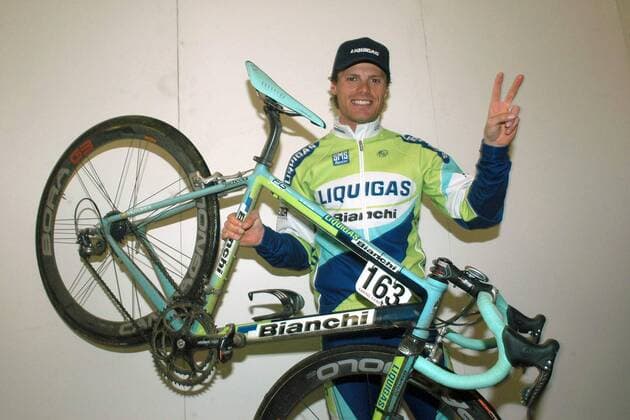 Danilo di Luca (Italien Liquigas Bianchi) präsentiert nach dem Amstel Gold Race 2005 sein Rennrad und bejubelt seinen Sieg -  Radsport Herren Amstel Gold Race 2005, ProTour, Straßenradsport, Straße, Rad Einzelbild Limburg Freude,