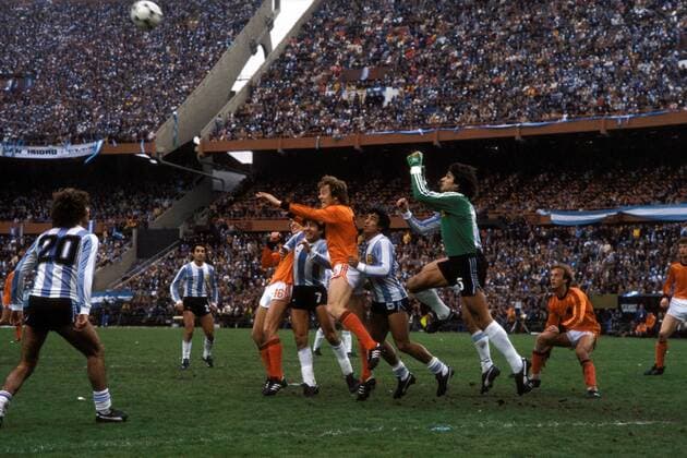 Arie Haan (Mitte) und Johnny Rep (3.v.li.) und Johan Neeskens (alle Niederlande) gegen Luis Galvan (4.v.li.), Americo Ruben Gallego (3.v.re.) und Torwart Ubaldo Fillol, Alberto Tarantini (li.), Osvaldo Ardiles (alle Argentinien, 2.v.li.) schauen zu Fußball WM Herren Weltmeisterschaft 1978, Nationalmannschaft, Nationalteam, Länderspiel, Finale, Endspiel Totale Nationaltrikot Buenos Aires Dynamik, Kampf,