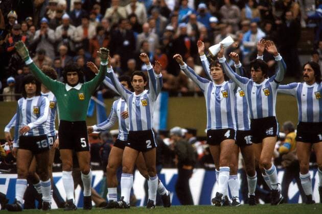 Schlußjubel Argentinien, u.a.v.li.: Oscar Ortiz, Torwart Ubaldo Fillol, Osvaldo Ardiles, Daniel Bertoni, Daniel Passarella und Leopoldo Luque Fußball WM Herren Weltmeisterschaft 1978, Nationalmannschaft, Nationalteam, Nationaltrikot, Länderspiel, Endspiel Gruppe Buenos Aires Freude,
