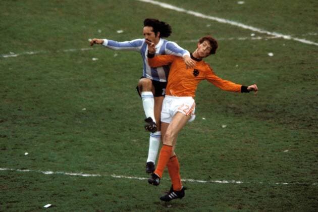 Ernie Brandts (Niederlande, re.) gegen Leopoldo Luque (Argentinien) Fußball WM Herren Weltmeisterschaft 1978, Nationalmannschaft, Nationalteam, Nationaltrikot, Länderspiel, Endspiel Gruppe Buenos Aires Dynamik, Kampf,