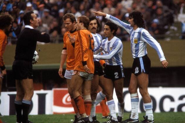 Schiedsrichter Sergio Gonella (Italien) in heftiger Diskussion mit Willy van de Kerkhof (2.v.li.) und Johan Neeskens (beide Niederlande, 3.v.li.). Mario Kempes (re.) hat einen Übeltäter ausgemacht, daneben Osvaldo Ardiles (2.v.re.) und Leopoldo Luque... Fußball WM Herren Weltmeisterschaft 1978, Nationalmannschaft, Nationalteam, Nationaltrikot, Länderspiel, Endspiel Gruppe Gestik, zeigen, Fingerzeig, reklamieren Buenos Aires