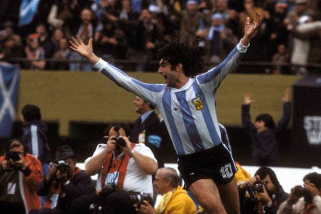 Mario Kempes (Argentinien) - Torjubel Fußball WM Herren Weltmeisterschaft 1978, Nationalmannschaft, Nationalteam, Nationaltrikot, Länderspiel, Endspiel Einzelbild Buenos Aires Dynamik, Begeisterung, Freude,