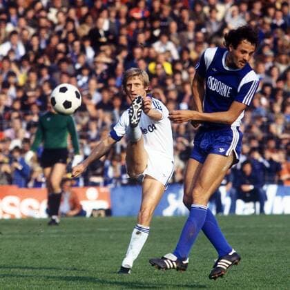 Jubiläumstorschützen der Bundesliga Klaus Fichtel (li., Schalke) zieht ab, Heinz Werner Eggeling (Bochum) dreht sich weg Fußball 1. BL Herren Saison 1978 1979, VfL Bochum - FC Schalke 04 2:2, Mfdia Gruppe Bochum Dynamik,