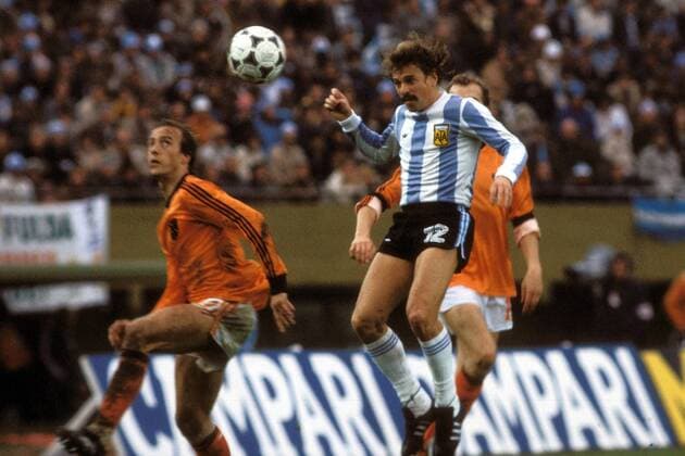 Omar Larrosa (Argentinien, re.) ist vor Johan Neeskens (Niederlande) beim Kopfball zur Stelle Fußball WM Herren Weltmeisterschaft 1978, Nationalmannschaft, Nationalteam, Nationaltrikot, Länderspiel, Endspiel Gruppe Buenos Aires Dynamik,