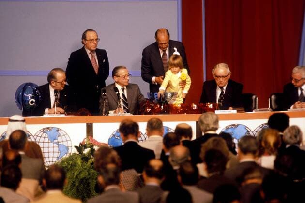 Gruppenauslosung für die Weltmeisterschaft 1978 in Argentinien, v.li.: DFB Präsident Hermann Neuberger, DFB Sekretär Hermann Joch (beide BR Deutschland), FIFA Generalsekretär Helmut Käser (Schweiz), FIFA Präsident Joao Havelange mit seinem Enkelkind... Fußball WM Herren Auslosung 1977 für Weltmeisterschaft 1978, Vorrundenauslosung, Vorrundengruppe, Vorrundengruppen, Gruppe Buenos Aires