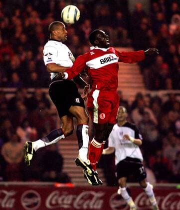 Alain Goma (Fulham, li.) gegen Jimmy Floyd Hasselbaink (Middlesbrough) -  Fußball Herren English Premier League 2004 2005, 1. Englische Liga, FC Middlesbrough - FC Fulham 1:1 Gruppe Middlesbrough Dynamik,