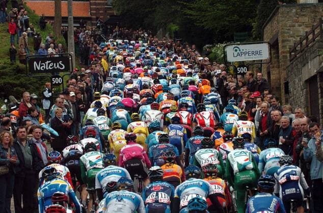 Das Peloton an der Mauer von Huy, dem berüchtigten Schlussanstieg des Fleche Wallone -  Radsport Herren ProTour 2005, Fleche Wallonne, Wallonischer Pfeil, Straßenradsport, Straße, Rad Totale Wallone Huy