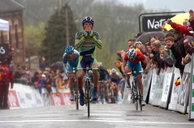 Danilo di Luca (Italien Liquigas Bianchi) hat seine Verfolger abgehängt und überquert die Ziellinie des Fleche Wallonne als Sieger -  Radsport Herren ProTour 2005, Fleche Wallonne, Wallonischer Pfeil, Straßenradsport, Straße, Rad Totale Wallone Glück, Freude,