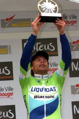 Danilo di Luca (Italien Liquigas Bianchi) präsentiert überglücklich seinen Pokal als Sieger des Fleche Wallonne -  Radsport Herren ProTour 2005, Fleche Wallonne, Wallonischer Pfeil, Straßenradsport, Straße, Rad Einzelbild Wallone Glück, Freude,