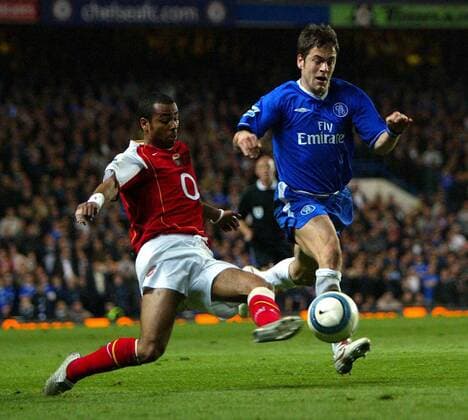 Ashley Cole (Arsenal, li.) gegen Joe Cole (Chelsea) -  Fußball Herren English Premier League 2004 2005, 1. Englische Liga, Chelsea FC London - Arsenal FC London 0:0 Gruppe Derby, Lokalderby, Ortsderby, Stadtderby, London Dynamik,