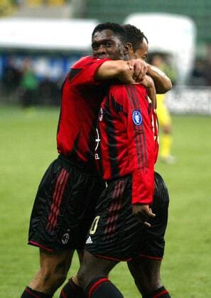 Torschütze Clarence Seedorf wird von Cafu (beide Milan) umarmt Fußball Herren Serie A 2004 2005, 1. Italienische Liga, AC Mailand Gruppe Mailand Freude,