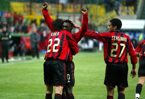 Torschütze Clarence Seedorf (Mitte) jubelt mit Serginho (re.) und Kaka (alle Milan) Fußball Herren Serie A 2004 2005, 1. Italienische Liga, AC Mailand Gruppe Mailand Freude,