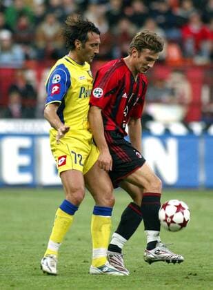 Andriy Shevchenko (Milan, re.) gegen Lorenzo D Anna (Chievo Verona) Fußball Herren Serie A 2004 2005, 1. Italienische Liga, AC Mailand - AC Chievo Verona 1:0 Gruppe Mailand