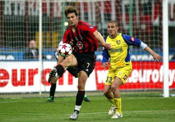 Andriy Shevchenko (Milan, li.) vor Matteo Brighi (Chievo Verona) am Ball Fußball Herren Serie A 2004 2005, 1. Italienische Liga, AC Mailand - AC Chievo Verona 1:0 Gruppe Mailand Dynamik,