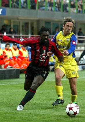 Clarence Seedorf (Milan, li.) gegen Daniele Franceschini (Chievo Verona) Fußball Herren Serie A 2004 2005, 1. Italienische Liga, AC Mailand - AC Chievo Verona 1:0 Gruppe Mailand Dynamik,