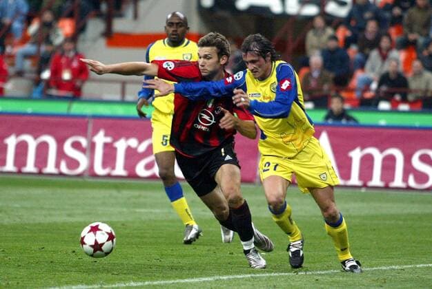 Andriy Shevchenko (Milan, li.) gegen Fabio Moro (Chievo Verona) Fußball Herren Serie A 2004 2005, 1. Italienische Liga, AC Mailand - AC Chievo Verona 1:0 Gruppe Mailand Dynamik,