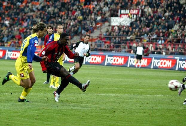 Clarence Seedorf (Milan, re.) erzielt das Tor zum 1:0 Fußball Herren Serie A 2004 2005, 1. Italienische Liga, AC Mailand - AC Chievo Verona 1:0 Gruppe Mailand Dynamik,