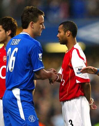 John Terry (Chelsea, li.) begrüßt Ashley Cole (Arsenal) -  Fußball Herren English Premier League 2004 2005, 1. Englische Liga, Chelsea FC London - Arsenal FC London 0:0 Gruppe London