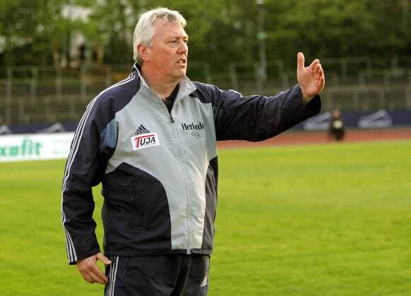 Trainer Hans Werner Moors (Münster) gibt Anweisungen Fußball Herren Regionalliga 2004 2005, 3. Liga, Preußen Münster Einzelbild Köln Skepsis,