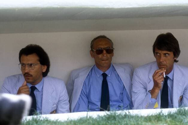 Nationaltrainer Enzo Bearzot (Mitte) und Co Trainer Cesare Maldini (re., beide Italien) verfolgen das Spielgeschehen Fußball WM Herren Weltmeisterschaft 1982, Länderspiel, Nationalmannschaft, Nationalteam Gruppe Barcelona