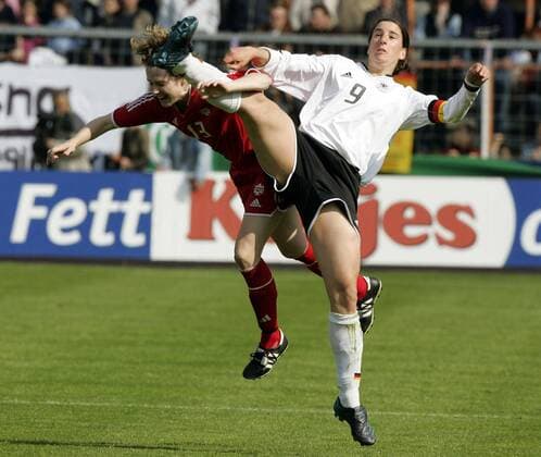 Birgit Prinz (Deutschland, re.) - gefährliches Spiel gegen Amy Walsh (Kanada) Fußball Länderspiel Damen Länderspiel 2005, Test, Testspiel, Freundschaftsspiel, Nationalmannschaft, Nationalteam Gruppe Frauen, Frauenfußball Osnabrück Dynamik,