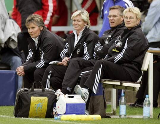 Trainerbank Deutschland, v.li.: Bundestrainerin Tina Theune Meyer, Co Trainerin Silvia Neid, Mannschaftsarzt Dr. Bernd Lasarzewski und Physiotherapeutin Christel Arbini (alle zufrieden) Fußball Länderspiel Damen Länderspiel 2005, Test, Testspiel, Freundschaftsspiel, Nationalmannschaft, Nationalteam Gruppe Osnabrück