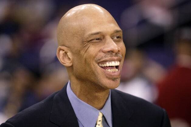 Basketballlegende Kareem Abdul Jabbar (USA) anlässlich der Ehrung des Meisterteams der Los Angeles Lakers von 1985 - (Icon5923302) Basketball Herren NBA 2004 2005 Einzelbild Los Angeles, LA, L A Freude, EDITORIAL USE ONLY