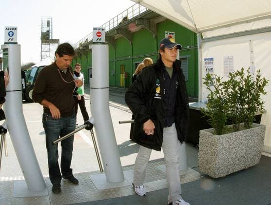 Testfahrer Nelson Angelo Piquet (BAR Honda, re.) betritt zusammen mit seinem Vater Nelson Piquet (beide Brasilien) die Strecke Motorsport Grand Prix Herren Großer Preis von San Marino 2005, Formel 1 Weltmeisterschaft, F1, F, GP, WM Gruppe Nelsinho Jr Junior Imola