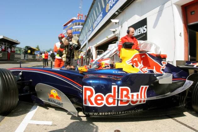 Vitantonio Liuzzi (Italien Red Bull Cosworth) verlässt in seinem Boliden die Box Motorsport Grand Prix Herren Großer Preis von San Marino 2005, Formel 1 Weltmeisterschaft, F1, F, GP, WM Einzelbild Imola